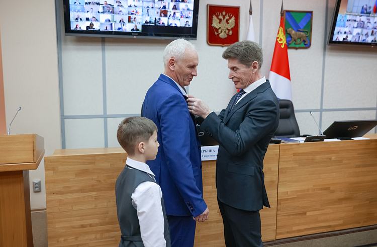 Олег Кожемяко наградил приморцев, пресекших провокацию в ТРК «Седанка Сити»