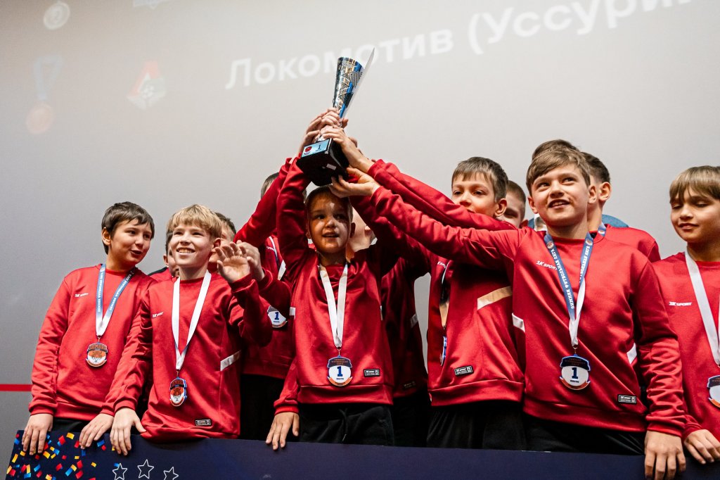 Победителей Зимней футбольной лиги наградили в Приморье