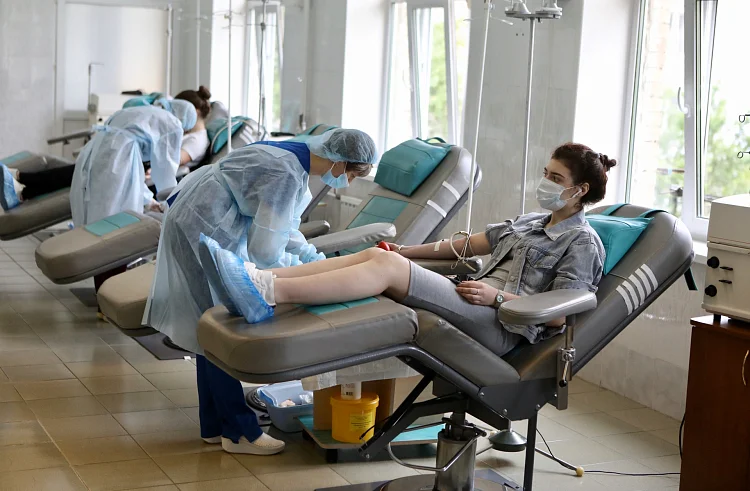 Более пяти тысяч почетных доноров получают ежегодную выплату в Приморье