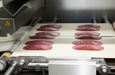 У российских производителей все чаще находят в продукции «мясной клей»