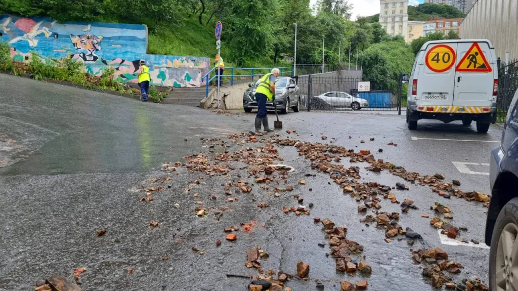 Службы жизнеобеспечения Владивостока наводят порядок после ночного ливня
