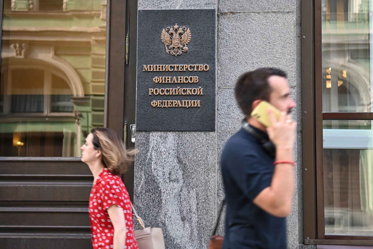 В России хотят сократить часть госслужащих. Оставшимся поднимут зарплаты