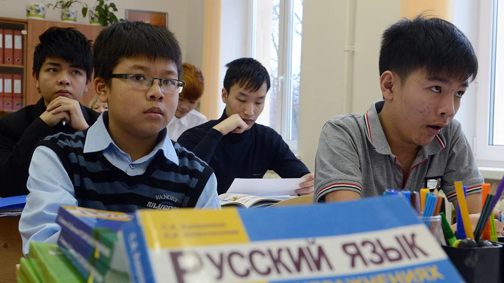 Не больше трех: Минпросвещения рекомендовало ограничить число детей иностранцев в классах