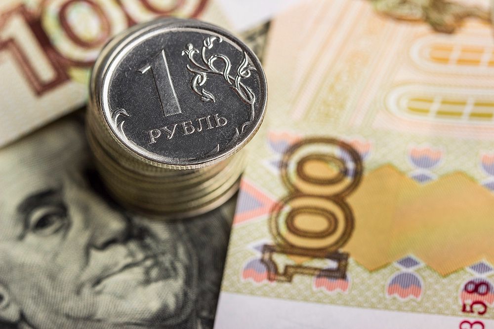 Рубль уверенно растет к доллару и евро
