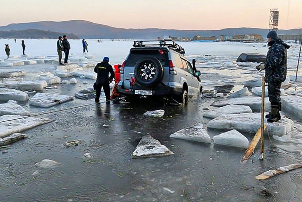 В Приморском крае за два месяца этого года под лед ушли десятки машин