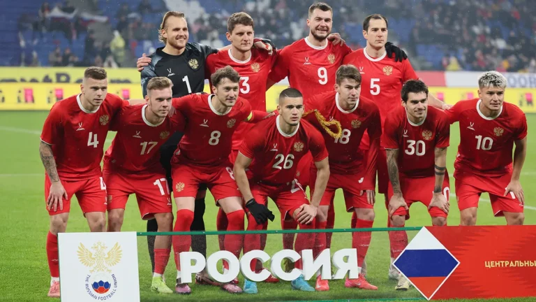 Спорт внемлет политике: когда Россию вернут в мировой футбол