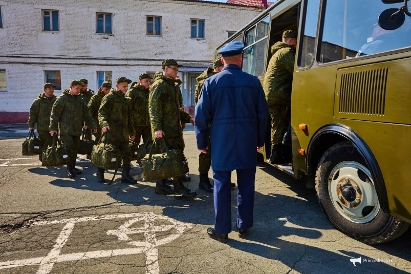Первых весенних призывников Владивостока проводили в армию
