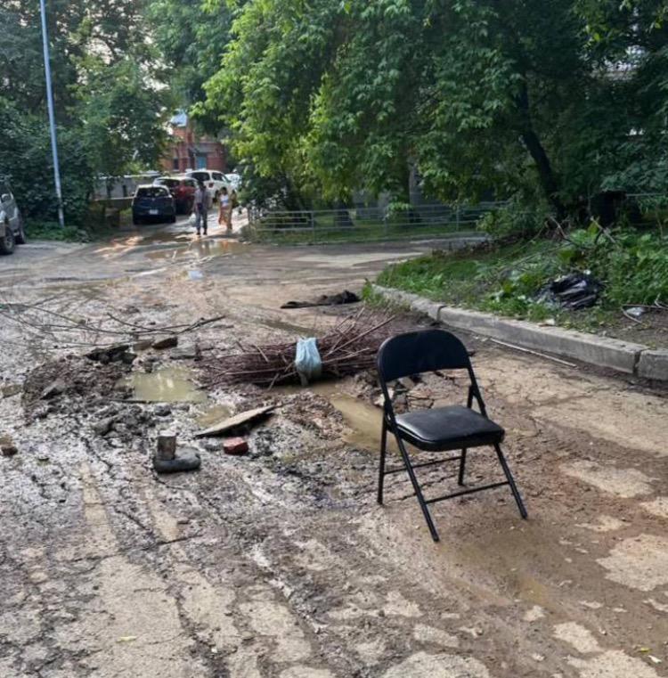 Яму на дороге Владивостока огородили офисным стулом