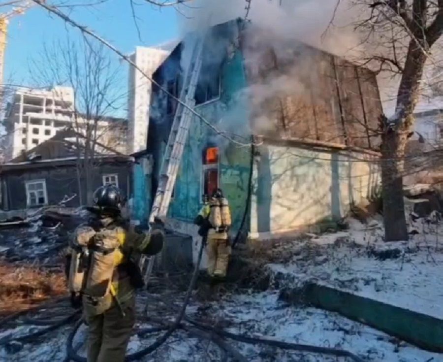 Заброшенный дом сгорел в Голубиной пади во Владивостоке