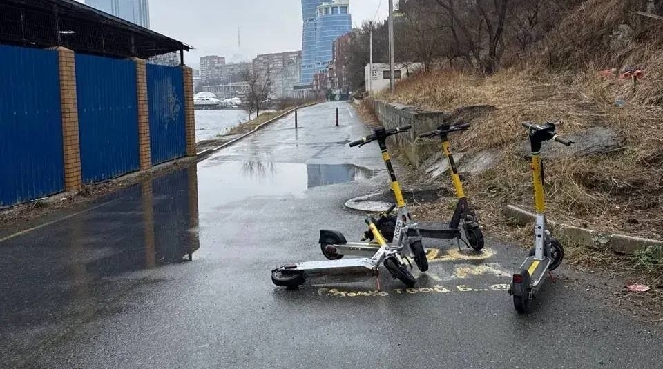 Владельцы арендных самокатов проигнорировали ограничения во Владивостоке