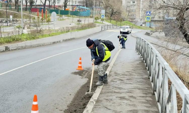 Во Владивостоке массово вывозят мусор после субботников и моют переходы
