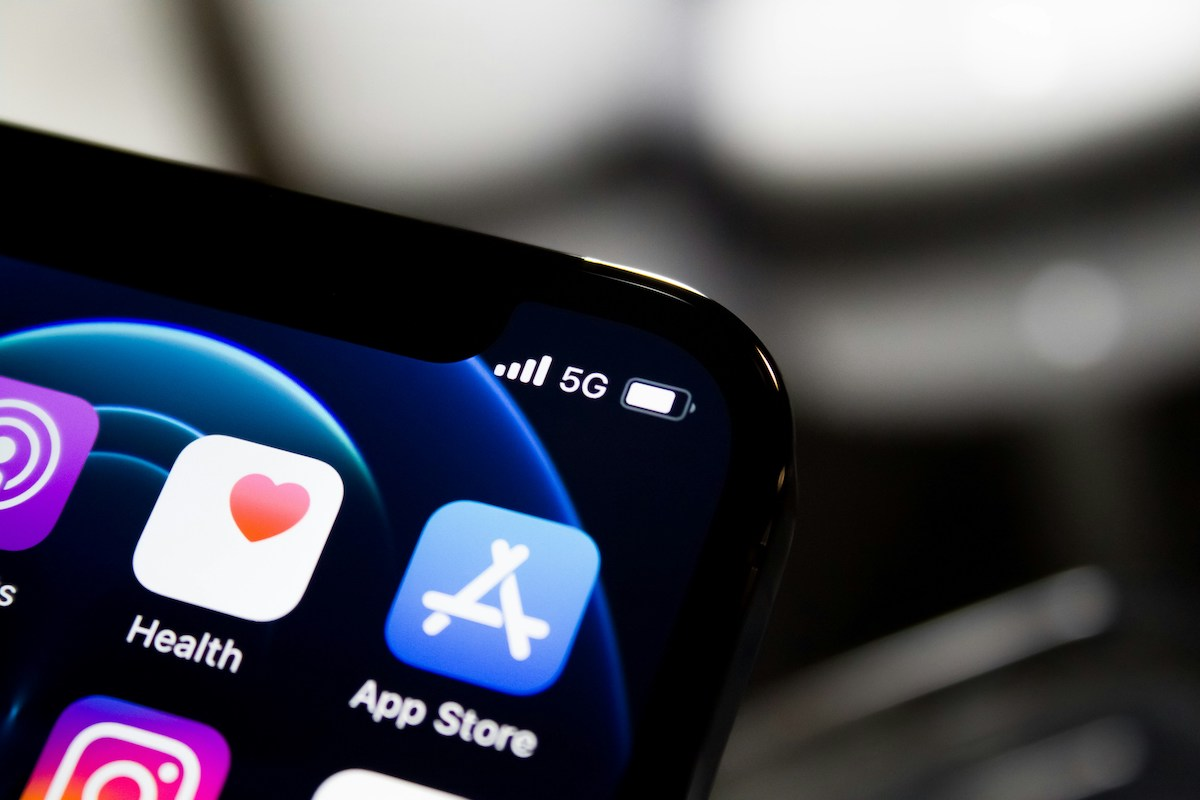 Apple назвала причину удаления приложений VK из App Store