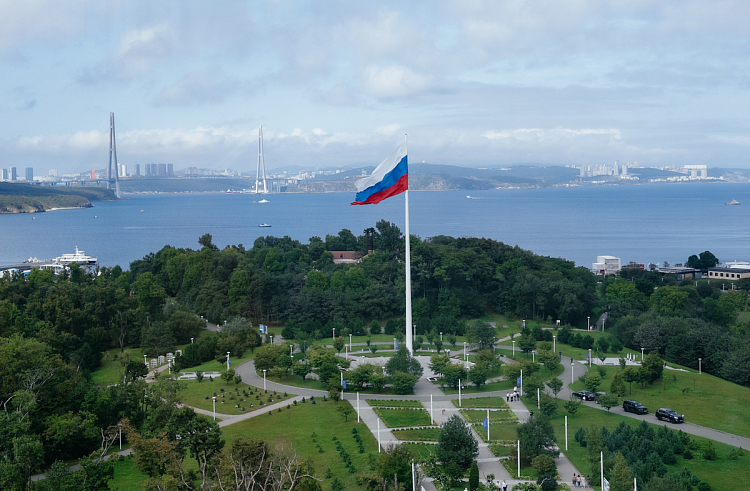 Новые прогулочные зоны, навесы и амфитеатр появятся на набережной ДВФУ