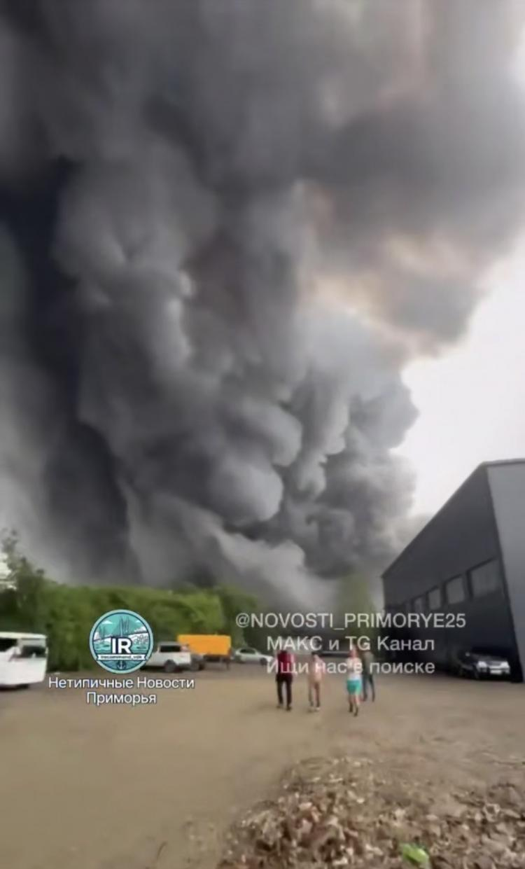 Во Владивостоке горит склад бытовой техники