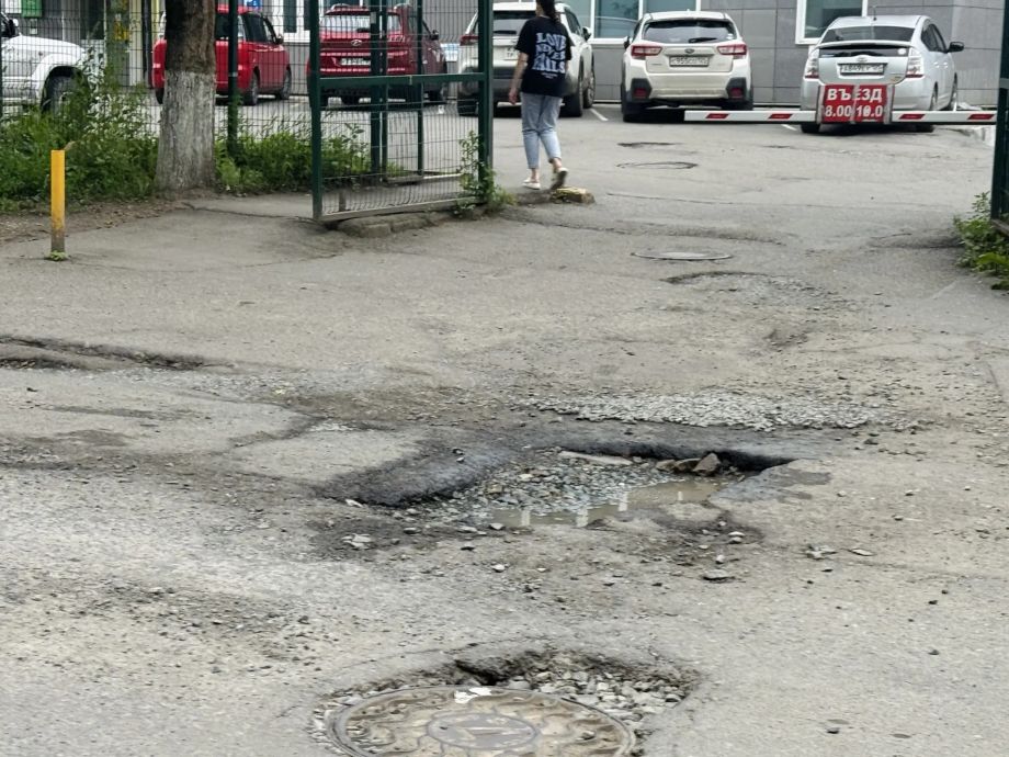 Без тротуаров и по колено в ямах: жители Владивостока пожаловались на дорогу-убийцу