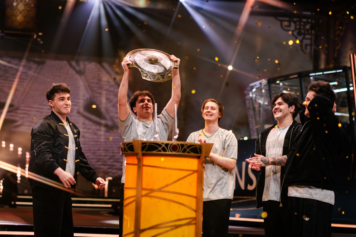 Российская команда Team Spirit в рекордный третий раз выиграла главный турнир по Dota 2