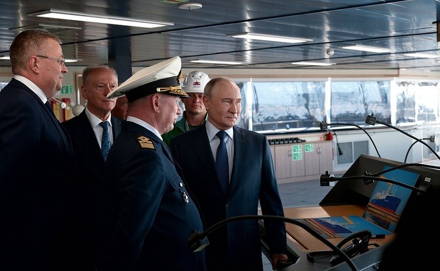 Владимир Путин осмотрел судостроительный комплекс «Звезда» из капитанской рубки
