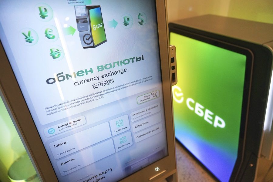 Во Владивостоке увеличилось число банкоматов Сбера, где можно обменять наличную валюту