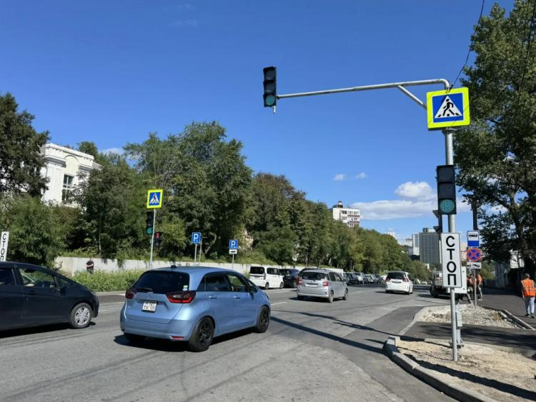 На Ивановской стало безопаснее: во Владивостоке заработал новый светофор