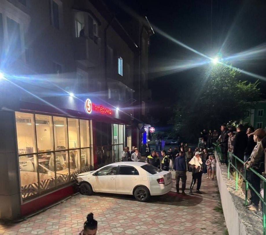 Автогонщик разнёс витрину «Пятерочки» в Приморье: вместе с ней — леера и припаркованное авто
