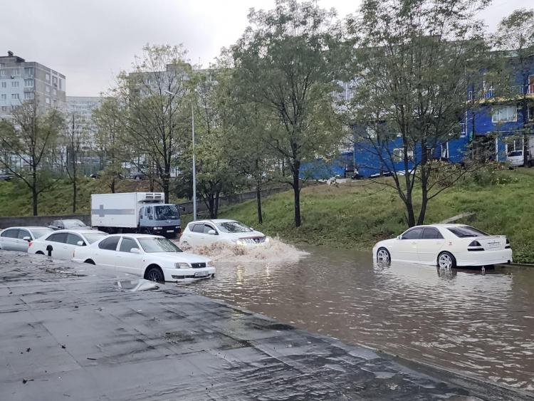 Ливень разогнал цены на такси во Владивостоке