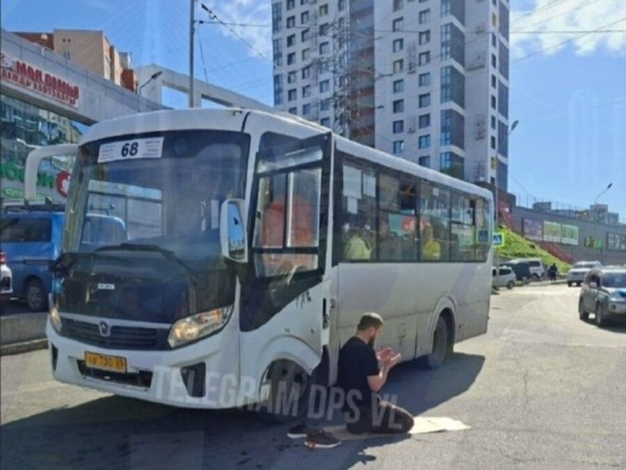 Водитель автобуса во Владивостоке остановился посреди дороги и начал молиться