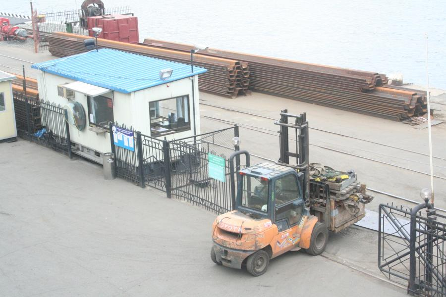 В Приморье мигрантов пустят в порты, но зажмут в других отраслях