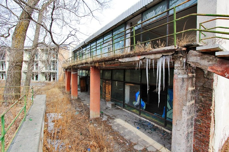 Мёртвые корпуса легендарной грязелечебницы на Садгороде хотят пустить с молотка